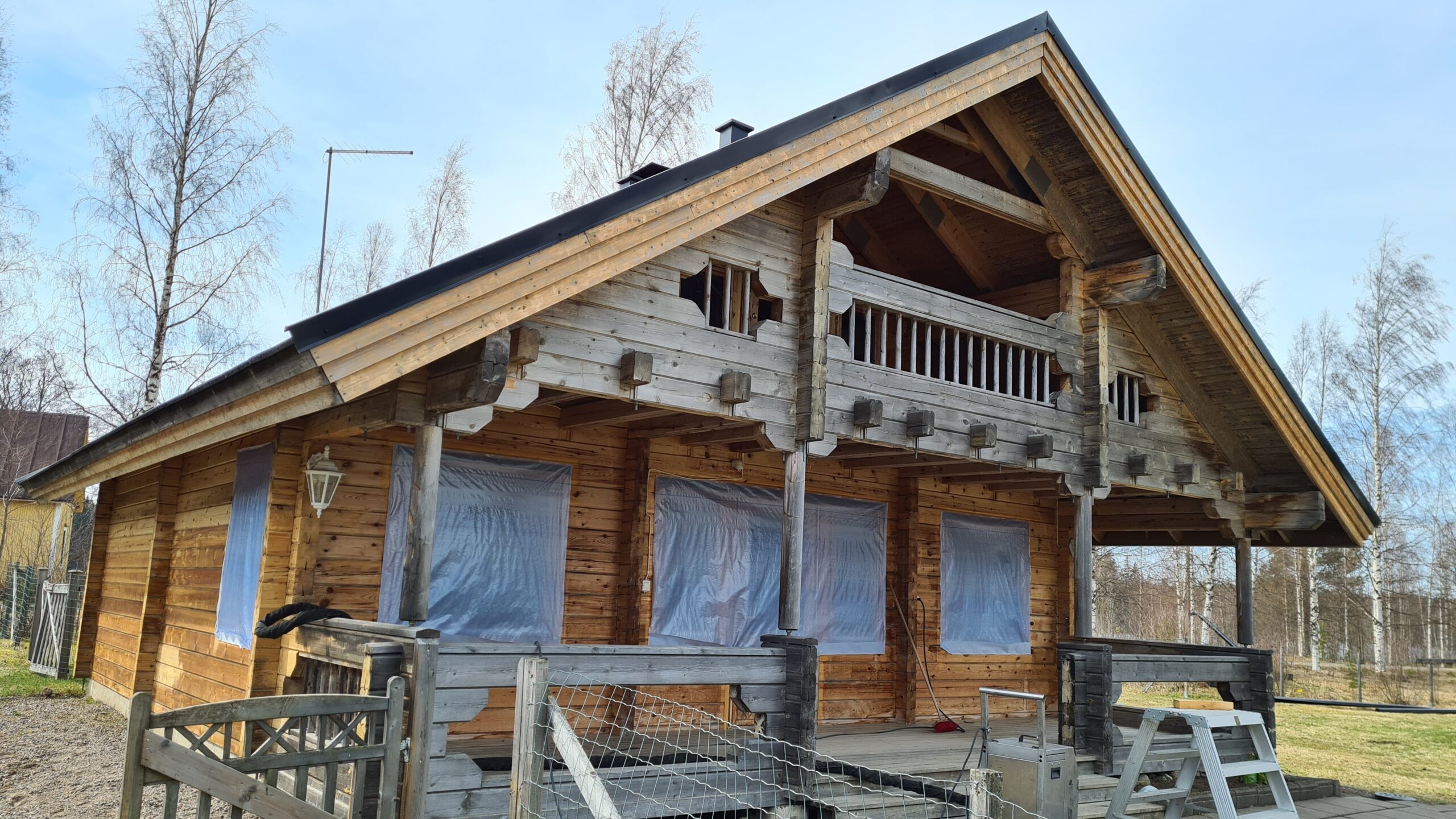 Miten puhdistaa hirsiseinä ennen maalausta?